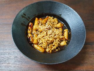 유비쿡 컵떡볶이 매운컵떡볶이2개/ 짜장컵떡볶이 2개  총 4개세트 — 5점을 준 리뷰어가 2021년 6월 올린 사용 사진