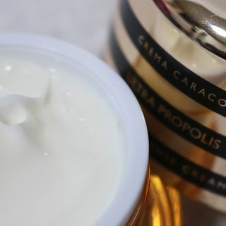 자민경 크레마카라콜 울트라 프로폴리스 하이드라 인텐스 크림 50ml — 5점을 준 리뷰어가 2021년 1월 올린 사용 사진