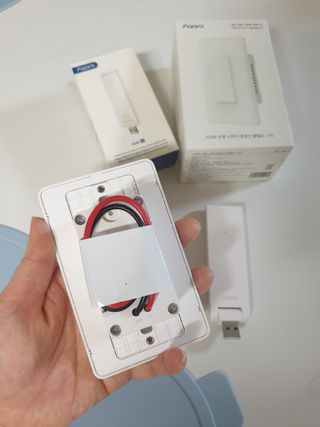 아카라 조명 스위치를 누워서 끄는 방법 (스마트 조명 스위치 2구 + 무선 리모트 스위치 1구 T1, 스마트 허브 E1) — 5점을 준 리뷰어가 2021년 12월 올린 사용 사진