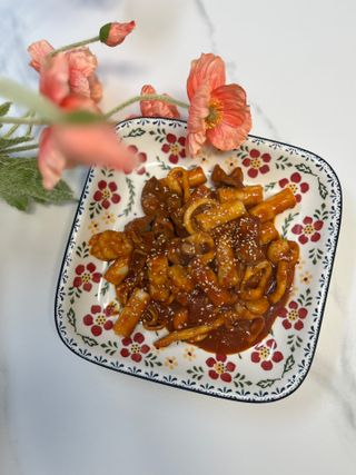 화끈한녀석들 새오똥400g 새우,오징어,똥집 볶음요리 소스,밀떡, 참기름 포함 — 5점을 준 리뷰어가 2022년 11월 올린 사용 사진