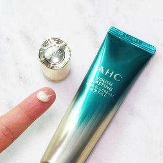 [NEW 탄력유턴 아이크림] AHC 유스 래스팅 리얼 아이크림 포 페이스 — 5점을 준 리뷰어가 2021년 2월 올린 사용 사진