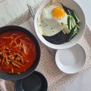 프레시지 *구매평/중식대가여경래 짜장면 2인분 (냉동) — 5점을 준 리뷰어가 2025년 9월 올린 사용 사진