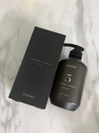 르핸스 퍼포밍 5 샴푸 비반트 포렛/베티버 포그 — 2점을 준 리뷰어가 2023년 2월 올린 사용 사진
