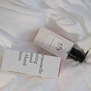 줄라이 모닝 _ JULY MORNING 줄라이모닝 하이드레이팅 퍼퓸드 바디앤핸드 에멀젼 — 5점을 준 리뷰어가 2021년 12월 올린 사용 사진