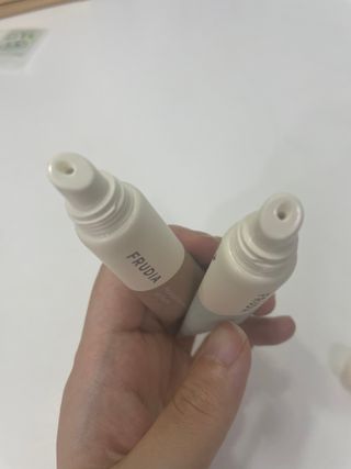 [후르디아] 올리브영 착한보습 비건 립버터 2종 — 5점을 준 리뷰어가 2023년 1월 올린 사용 사진