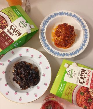 [풀무원] 식물성 저당질식 세트, 두부면 매콤라구파스타와 두부면 직화짜장 — 5점을 준 리뷰어가 2021년 3월 올린 사용 사진