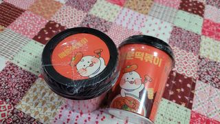 유비쿡 컵떡볶이 매운컵떡볶이2개/ 짜장컵떡볶이 2개  총 4개세트 — 5점을 준 리뷰어가 2021년 3월 올린 사용 사진