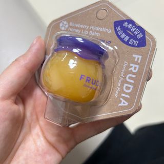 틱톡 [후르디아] 튼입술해결템 올리브영 블루베리 하이드레이팅 허니 립밤 — 5점을 준 리뷰어가 2023년 10월 올린 사용 사진