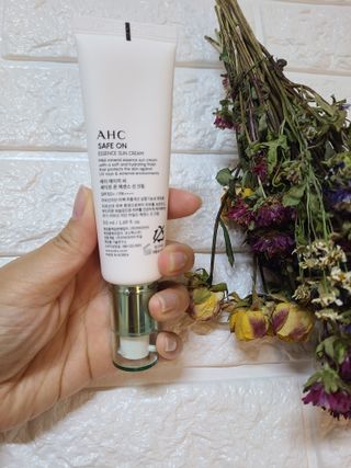 [AHC] 세이프온 에센스 선크림 올리브영 스페셜 증정 기획세트 — 4.5점을 준 리뷰어가 2022년 6월 올린 사용 사진