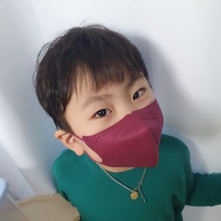 [블루 본 아이노우] 유아용 컬러마스크 40 PCS SET 2중 택 1 — 5점을 준 리뷰어가 2021년 5월 올린 사용 사진