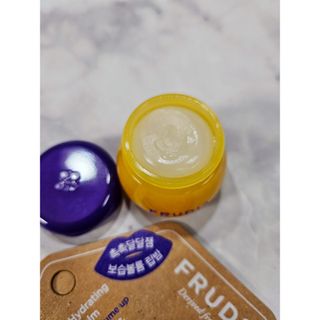 틱톡 [후르디아] 튼입술해결템 올리브영 블루베리 하이드레이팅 허니 립밤 — 5점을 준 리뷰어가 2023년 12월 올린 사용 사진