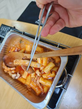 화끈한녀석들 새오똥400g 새우,오징어,똥집 볶음요리 소스,밀떡, 참기름 포함 — 5점을 준 리뷰어가 2022년 12월 올린 사용 사진