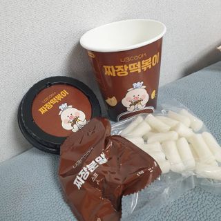 유비쿡 컵떡볶이 매운컵떡볶이2개/ 짜장컵떡볶이 2개  총 4개세트 — 5점을 준 리뷰어가 2021년 4월 올린 사용 사진