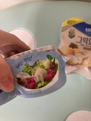 매일바이오 그릭요거트 오리지널 플레인 4개, 로스터리 커피믹스 4개 — 5점을 준 리뷰어가 2021년 12월 올린 사용 사진