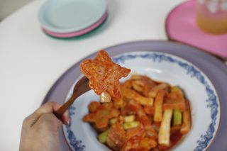 빨간키트 떡볶이 밀키트 2~3인분 매운맛 국물 떡볶이 만들기 쉬운 황금 레시피 분말 소스로 간편한 요리 — 5점을 준 리뷰어가 2021년 8월 올린 사용 사진