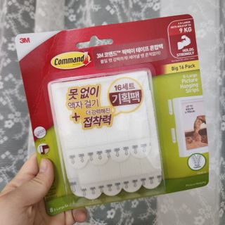 [3M 코맨드] 무타공 못없이 액자걸이 부착 테이프 혼합팩 16종 기획세트 — 5점을 준 리뷰어가 2024년 5월 올린 사용 사진