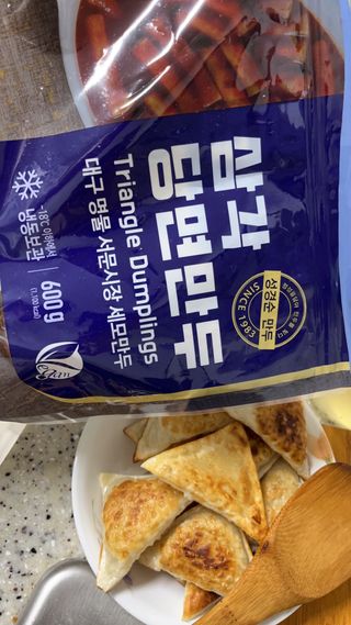 (주)성경순만두 곤약만두.콘치즈만두,삼각당면만두,당면 야끼만두,대구전통 납작만두,떡뽁이 매콤소스,달콤소스 — 4점을 준 리뷰어가 2023년 4월 올린 사용 사진