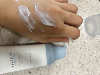 [스킨1004] 마다가스카르 센텔라 히알루-시카 워터핏 선세럼 50ml — 5점을 준 리뷰어가 2024년 5월 올린 사용 사진
