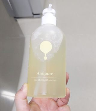 아미퓨어 두피 관리는 천연계면활성제와 함께 라이크 어 노푸 샴푸 — 5점을 준 리뷰어가 2021년 6월 올린 사용 사진