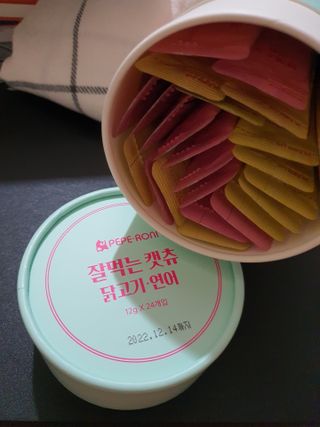 페페로니 잘 먹는 캣츄 - 무항생제 닭고기 12개 + 알래스카 연어 12개 — 5점을 준 리뷰어가 2021년 7월 올린 사용 사진