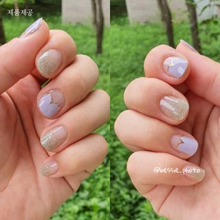 [네일가게] 햇빛에 닿으면 색이 변하는 신기한 햇살 반전 네일스티커 — 3점을 준 리뷰어가 2021년 8월 올린 사용 사진