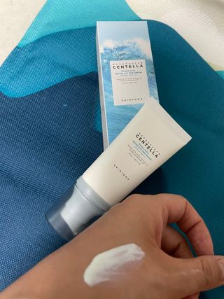 [스킨1004] 마다가스카르 센텔라 히알루-시카 워터핏 선세럼 50ml — 5점을 준 리뷰어가 2024년 5월 올린 사용 사진