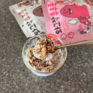 스낵스 와그작후루룩 3종_카카오2봉+아몬드2봉+딸기2봉 (총 6봉) — 5점을 준 리뷰어가 2024년 3월 올린 사용 사진