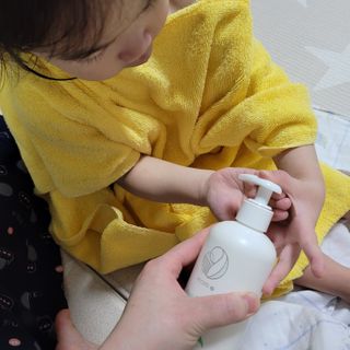 mom e 맘이 내추럴 베이비 케어 샴푸앤바스+로션 — 5점을 준 리뷰어가 2021년 1월 올린 사용 사진