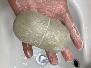 제이제이바이오 허브마사지바 올인원 알약비누 — 5점을 준 리뷰어가 2022년 3월 올린 사용 사진