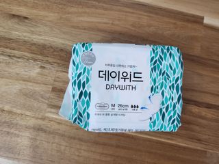 나무드 [데이위드] 국내생산 생리대 가벼운 초 슬림핏 프레쉬 씬 순면커버 생리대 10개입X1팩 — 4점을 준 리뷰어가 2021년 10월 올린 사용 사진