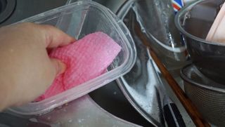 위케어 일회용 향균 수세미 50매 2롤 세트 총 100매 Pink — 5점을 준 리뷰어가 2021년 2월 올린 사용 사진