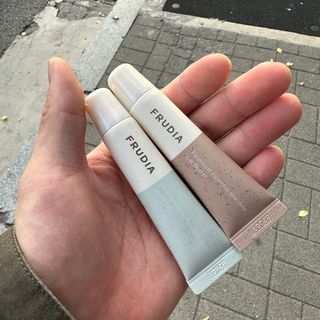 [후르디아] 올리브영 착한보습 비건 립버터 2종 — 5점을 준 리뷰어가 2022년 11월 올린 사용 사진