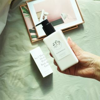 줄라이 모닝 _ JULY MORNING 줄라이모닝 하이드레이팅 퍼퓸드 바디앤핸드 에멀젼 — 5점을 준 리뷰어가 2021년 12월 올린 사용 사진