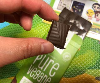 당류2g 자일리톨로 단맛을낸 슈카 퓨어비건 무설탕초콜릿 Xucker vegan 2개입 — 5점을 준 리뷰어가 2021년 4월 올린 사용 사진