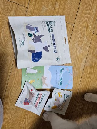 [펫시밀] 원물그대로 영양듬뿍 진공동결건조 치킨텐더100g, 열빙어트릿100g 강아지 고양이 간식 — 5점을 준 리뷰어가 2023년 5월 올린 사용 사진