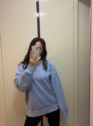 MAPLESYRUPFACTORY 메이플 피그먼트 맨투맨 8.COL — 5점을 준 리뷰어가 2022년 12월 올린 사용 사진