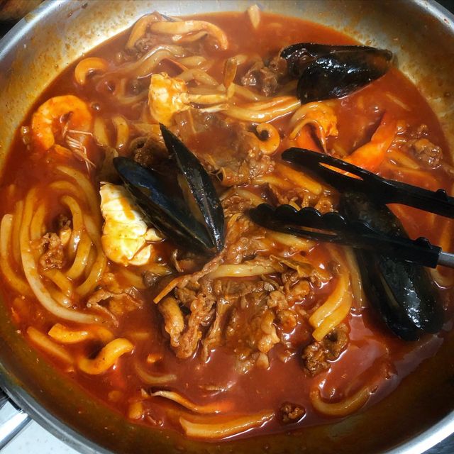 [푸딩팩토리] 매콤우삼겹 해물볶음우동 617g 리뷰 사진