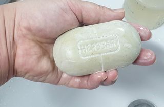 제이제이바이오 허브마사지바 올인원 알약비누 — 4.5점을 준 리뷰어가 2022년 3월 올린 사용 사진