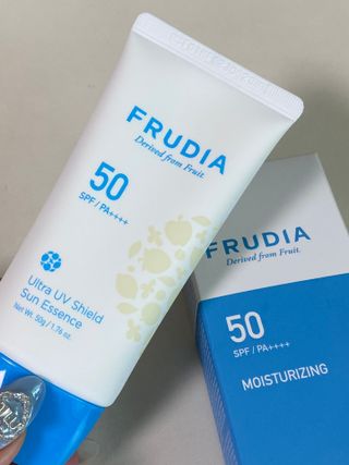 틱톡 [후르디아] 백탁NO! 화잘먹 수분광 선 에센스✨ — 5점을 준 리뷰어가 2023년 8월 올린 사용 사진