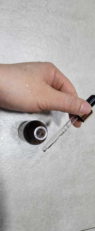 스킨큐어 산다화 비타민c 화이트닝 에센스 30ml — 5점을 준 리뷰어가 2024년 1월 올린 사용 사진