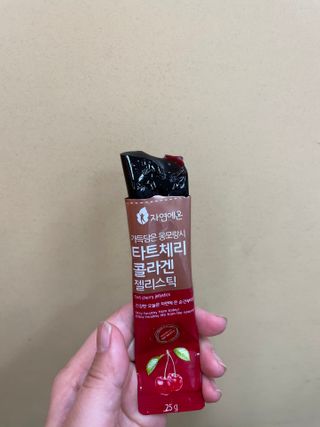 자연에온 가득담은 몽모랑시 타트체리 콜라겐 젤리스틱 — 3.5점을 준 리뷰어가 2021년 1월 올린 사용 사진