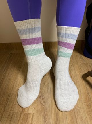 사이즈가 있는 양말 필로이 운동하기 좋은 날!_스포츠 크루 양말 4족 세트_남여 각각 (S,M,L)_컬러 랜덤 발송 — 5점을 준 리뷰어가 2022년 5월 올린 사용 사진