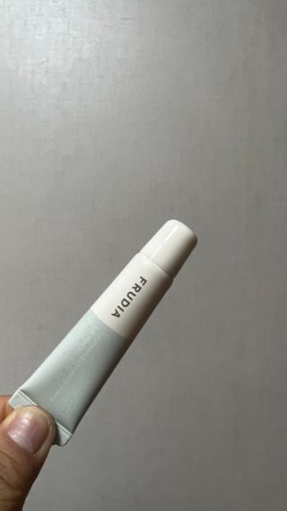 [후르디아] 올리브영 착한보습 비건 립버터 2종 — 5점을 준 리뷰어가 2023년 2월 올린 사용 사진