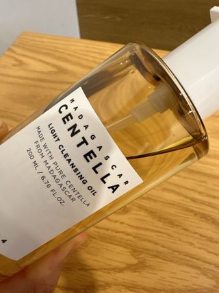 스킨1004 [SKIN1004] 마다가스카르 센텔라 라이트 클렌징 오일 200ml — 5점을 준 리뷰어가 2024년 7월 올린 사용 사진
