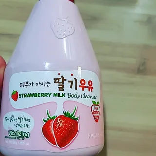 [과일나라] 피부가 마시는 딸기우유 바디클렌저&바디로션 — 5점을 준 리뷰어가 2022년 10월 올린 사용 사진