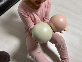 트라택 쿠셔닝 웨이트볼 0.5kg + 1kg SET — 4점을 준 리뷰어가 2022년 4월 올린 사용 사진