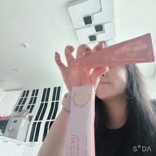 제주인디 카멜리아 블러썸 선크림 — 4점을 준 리뷰어가 2023년 9월 올린 사용 사진