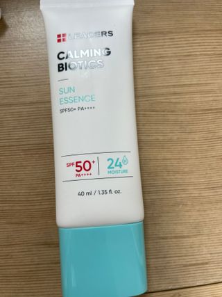리더스코스메틱 리더스 카밍 바이오틱스 선 에센스 SPF 50+ PA++++ — 5점을 준 리뷰어가 2022년 8월 올린 사용 사진