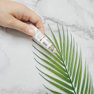 산수시 일루미네이팅 펄 영양 다크서클 스틱 아이 크림 케어 15ml — 5점을 준 리뷰어가 2021년 5월 올린 사용 사진