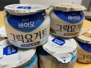 매일바이오 그릭요거트 오리지널 플레인 4개, 로스터리 커피믹스 4개 — 5점을 준 리뷰어가 2021년 12월 올린 사용 사진